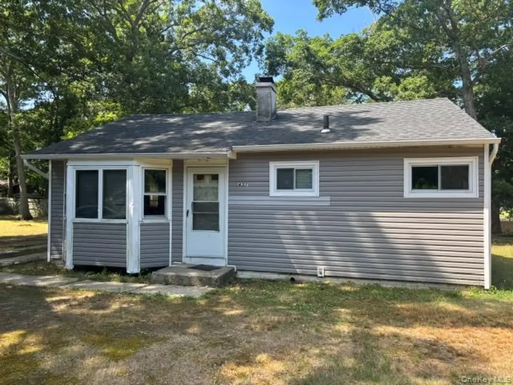427 Doctors Path Riverhead NY 11901