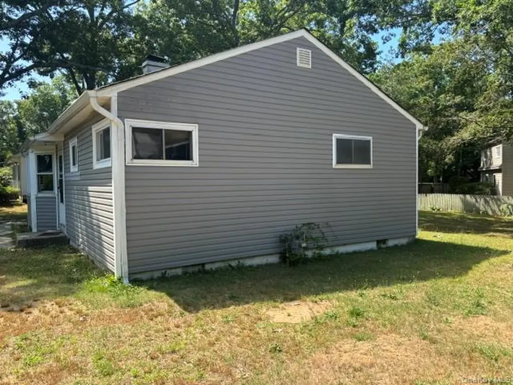 427 Doctors Path Riverhead NY 11901
