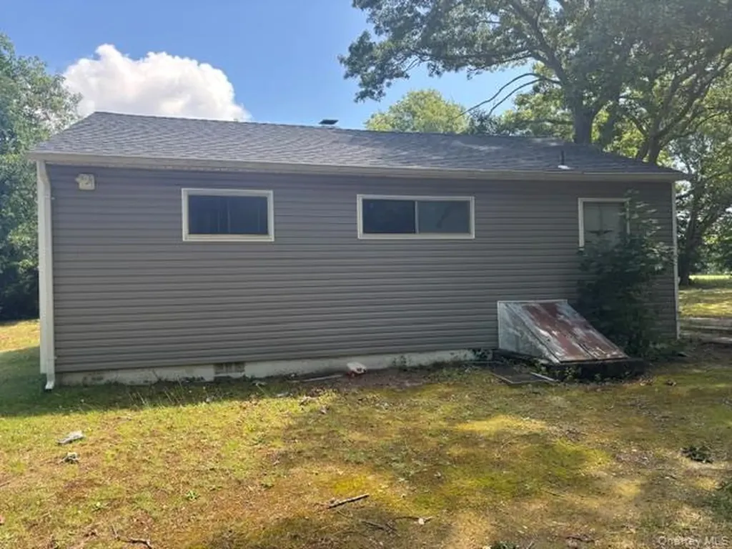 427 Doctors Path Riverhead NY 11901