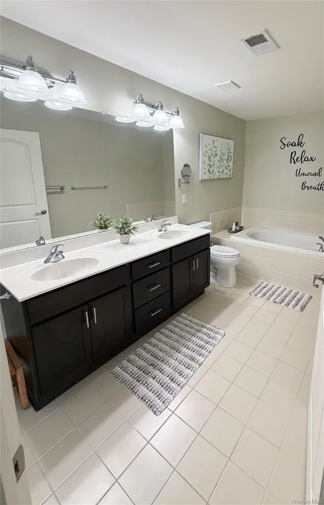 2012 Hawthorn Way New Windsor NY 12553