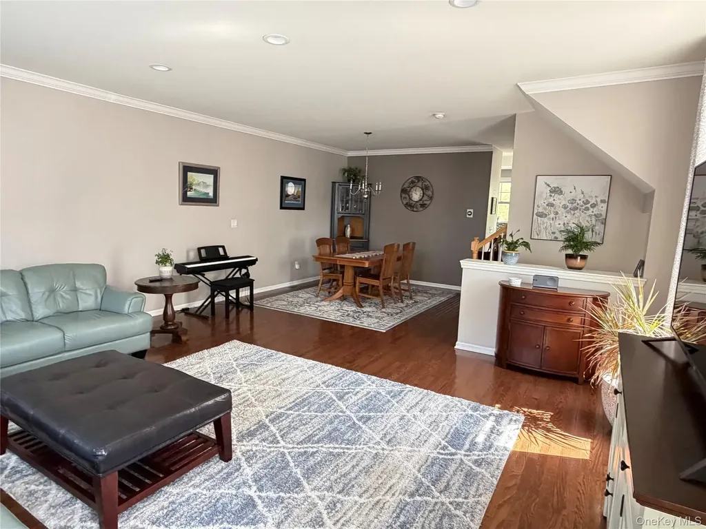 2012 Hawthorn Way New Windsor NY 12553