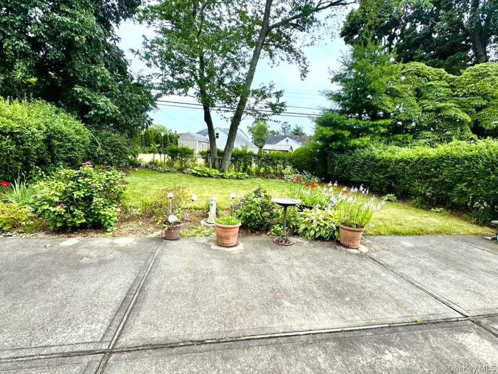 108 Nets Place Albertson NY 11507