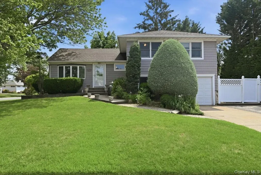1279 Paul Street Seaford NY 11783