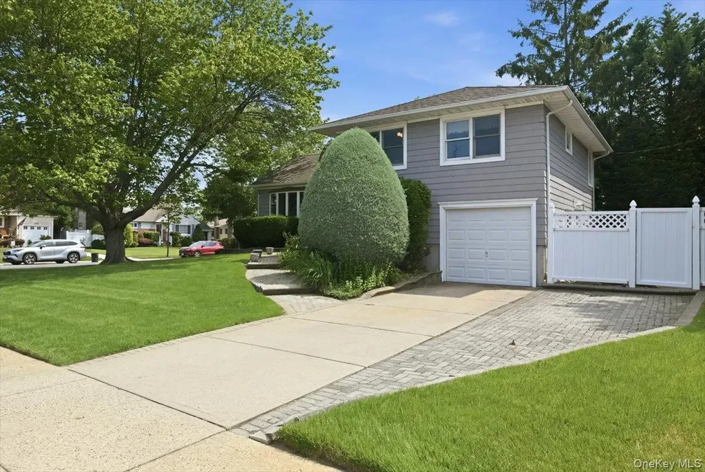 1279 Paul Street Seaford NY 11783