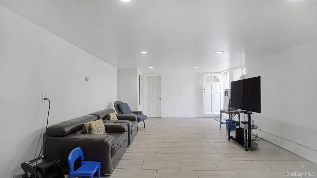 143 S Montgomery Street Valley Stream NY 11580