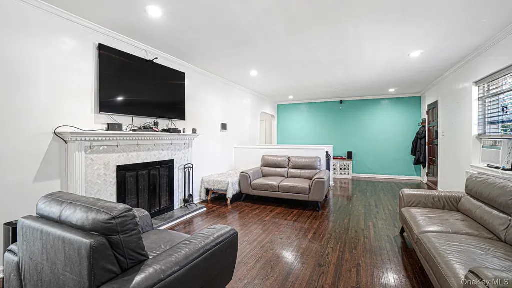 143 S Montgomery Street Valley Stream NY 11580