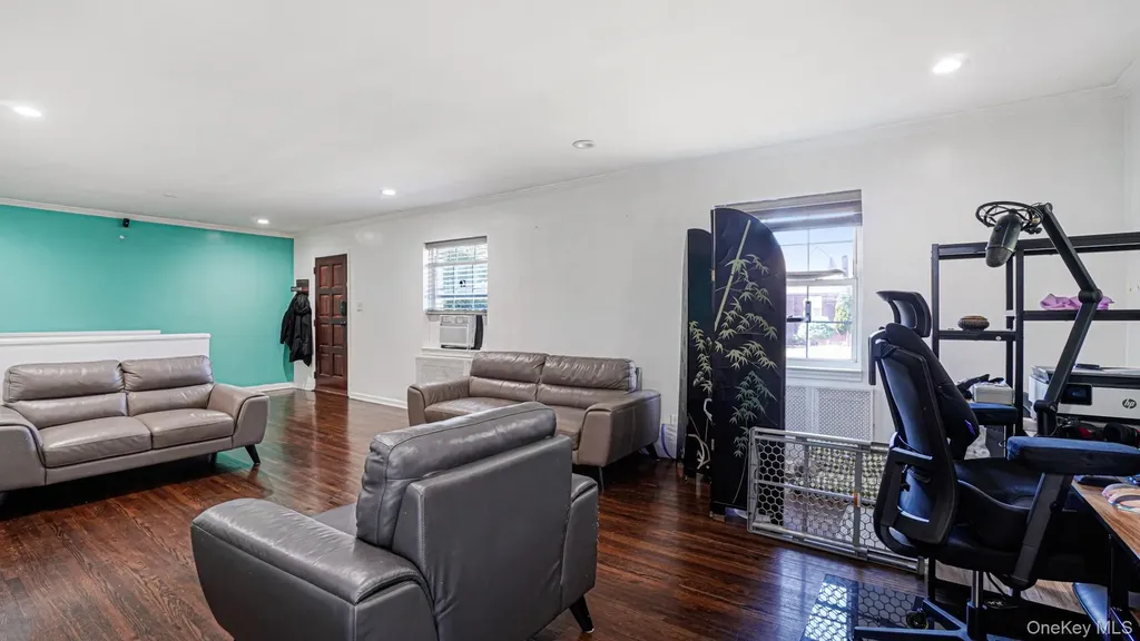 143 S Montgomery Street Valley Stream NY 11580