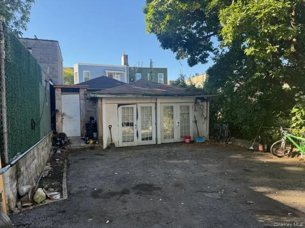 646 E 230th Street Bronx NY 10466