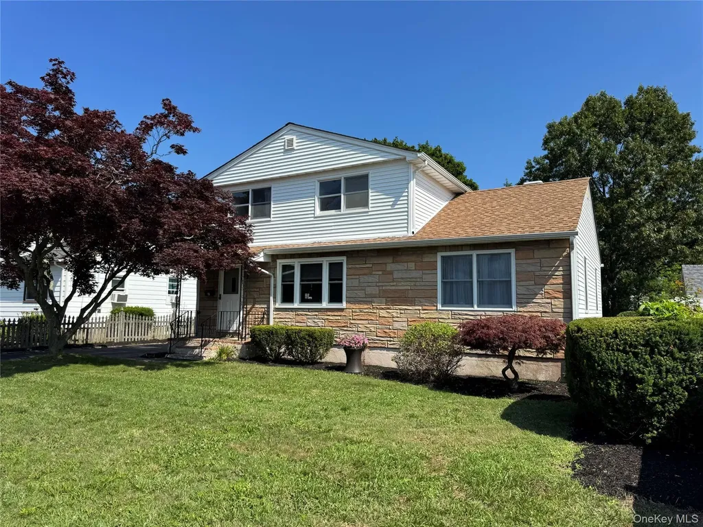 41 Mohawk Drive North Babylon NY 11703