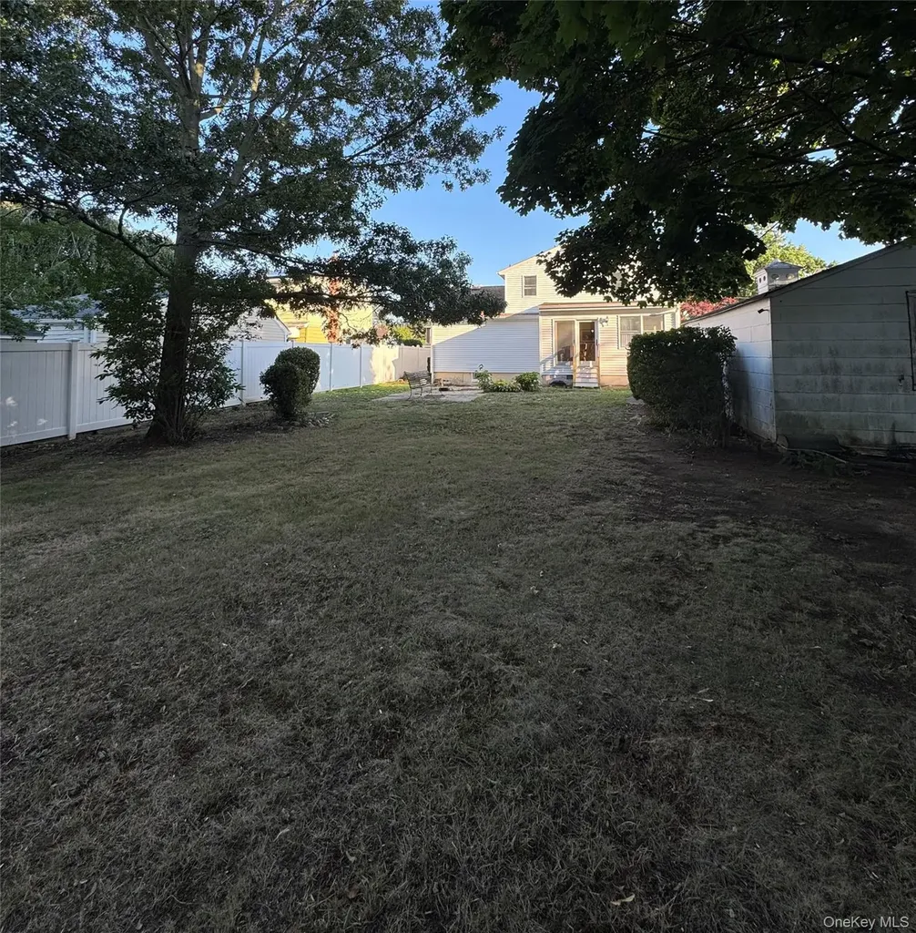 41 Mohawk Drive North Babylon NY 11703