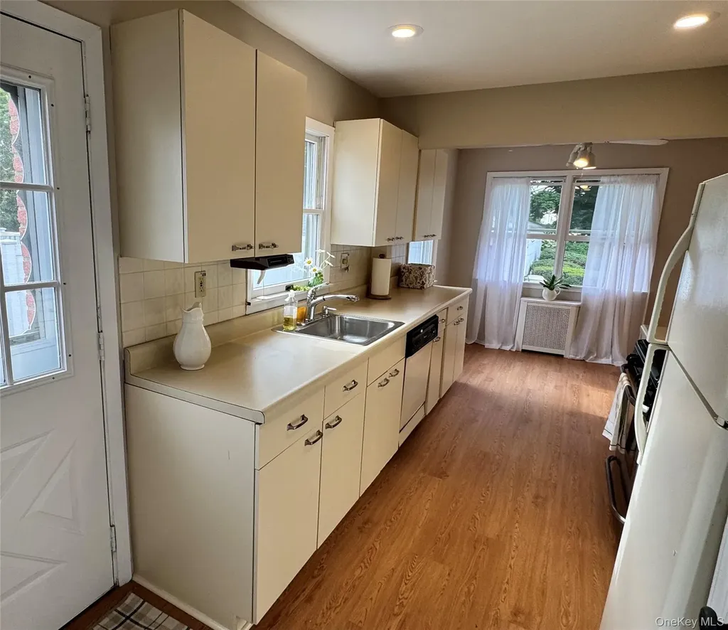 41 Mohawk Drive North Babylon NY 11703