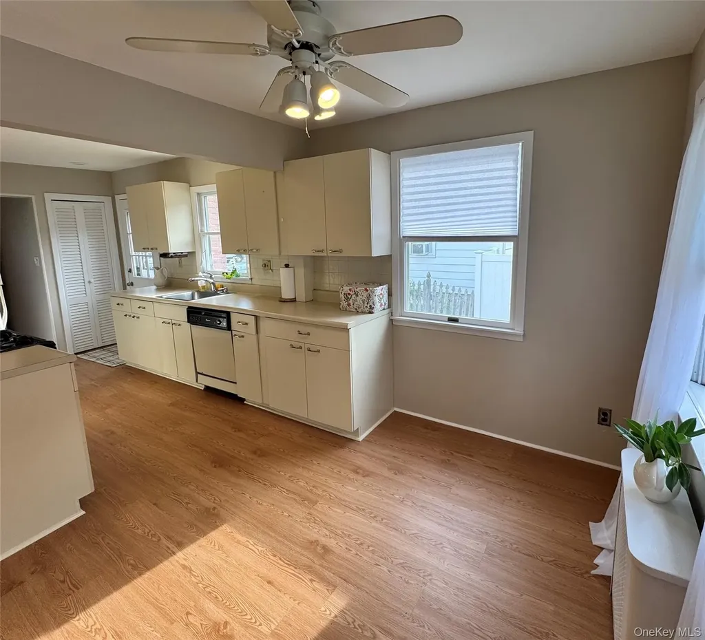 41 Mohawk Drive North Babylon NY 11703