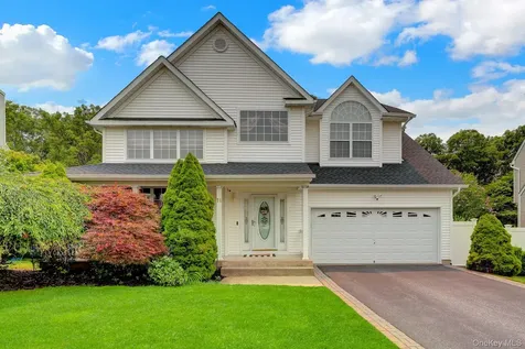11 Scenicview Crescent Manorville NY 11949