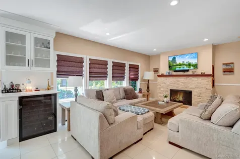 11 Scenicview Crescent Manorville NY 11949