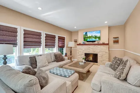 11 Scenicview Crescent Manorville NY 11949