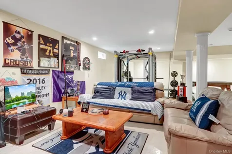 11 Scenicview Crescent Manorville NY 11949