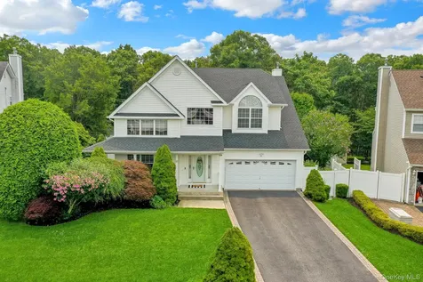 11 Scenicview Crescent Manorville NY 11949
