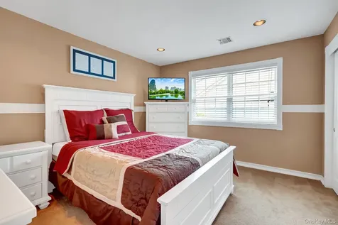 11 Scenicview Crescent Manorville NY 11949