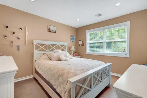 11 Scenicview Crescent Manorville NY 11949