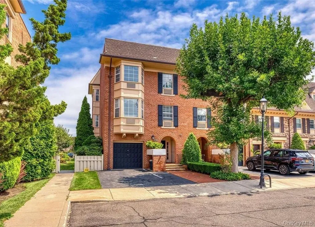 13-15 Estates Lane Bayside NY 11360