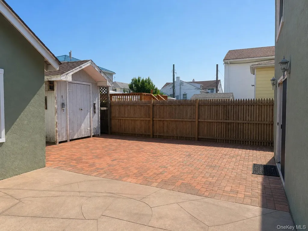 657 E Penn Street Long Beach NY 11561