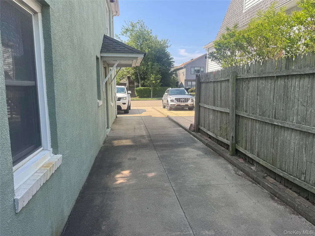 657 E Penn Street Long Beach NY 11561