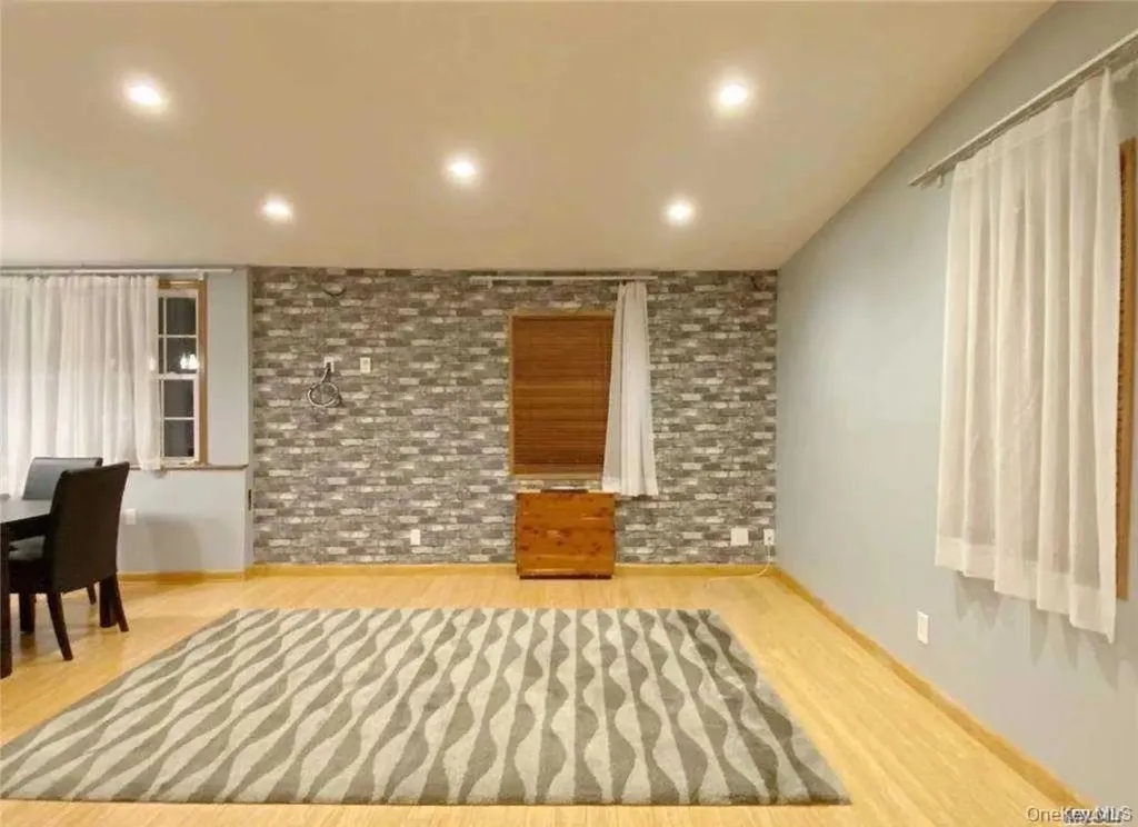 59 Oak Street Floral Park NY 11001