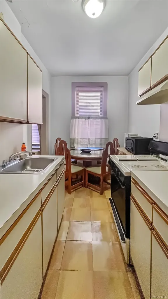 37-20 81st Jackson Heights NY 11372