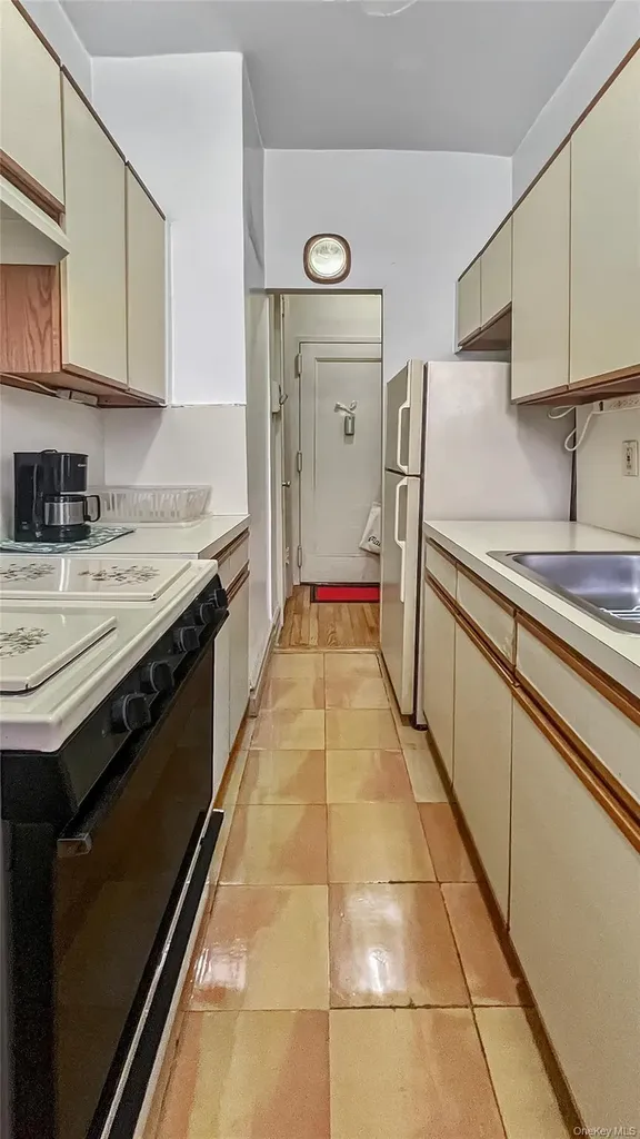 37-20 81st Jackson Heights NY 11372