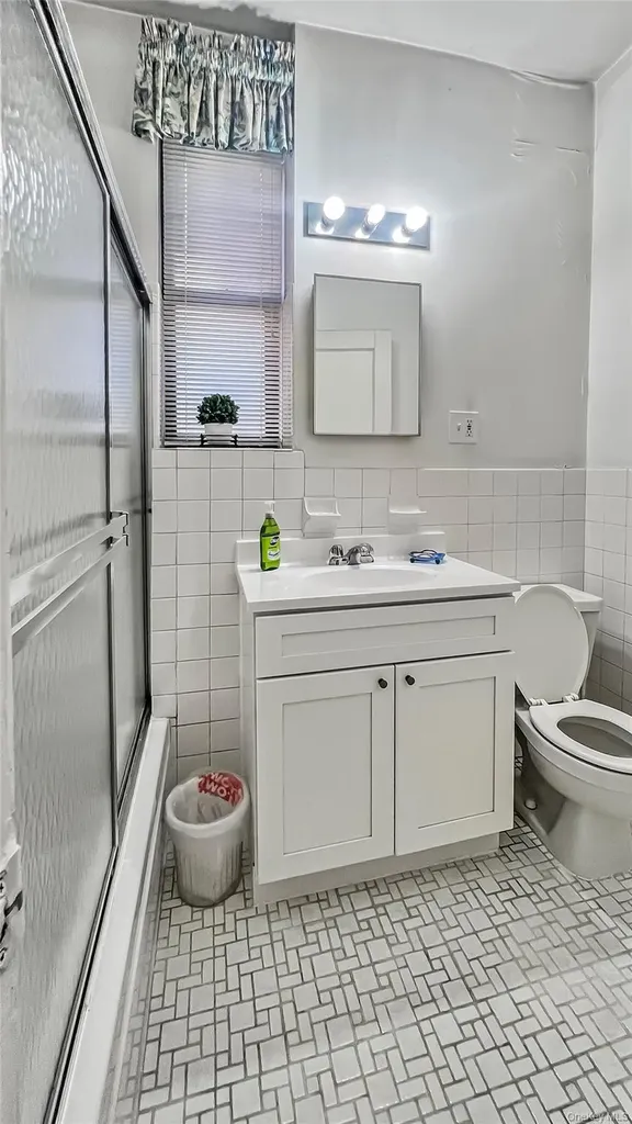 37-20 81st Jackson Heights NY 11372