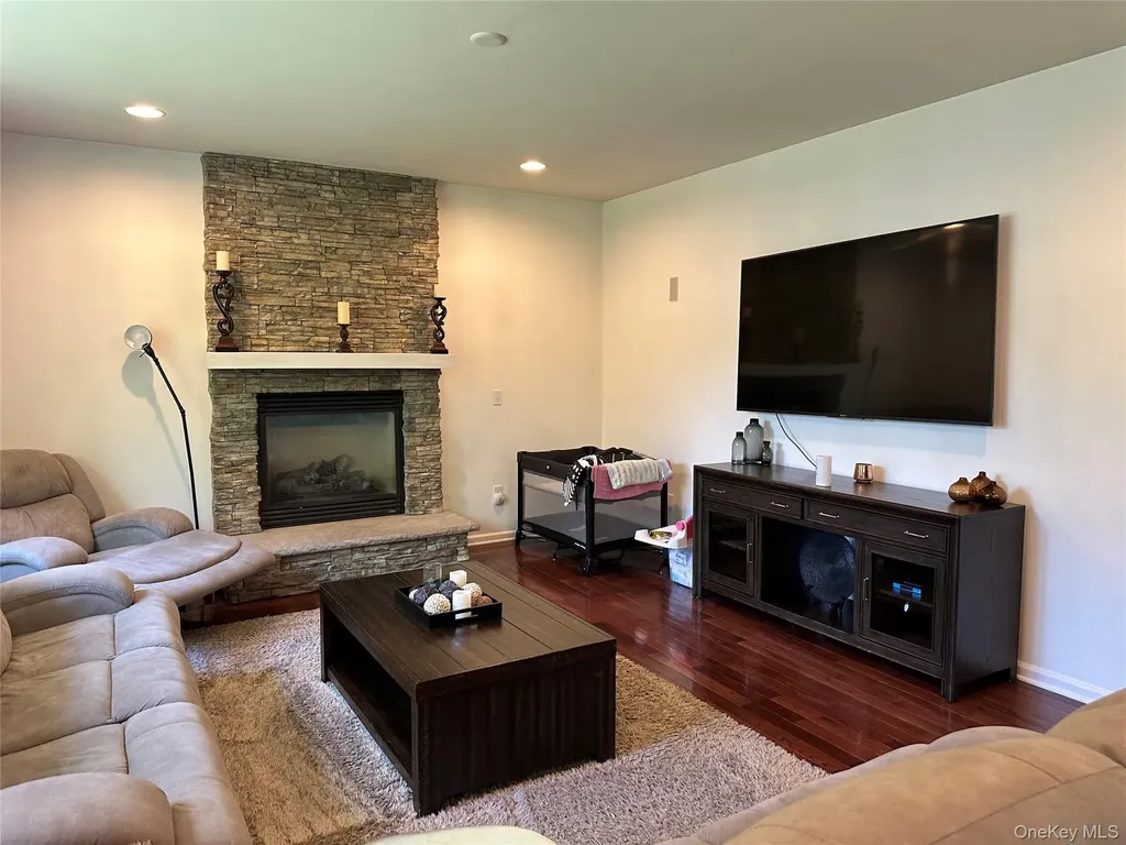 633 Creekside Lane Fishkill NY 12524