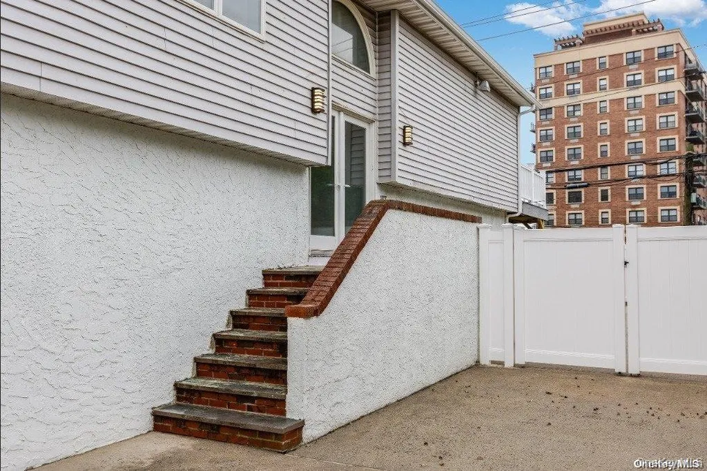 44 W Penn Street Long Beach NY 11561