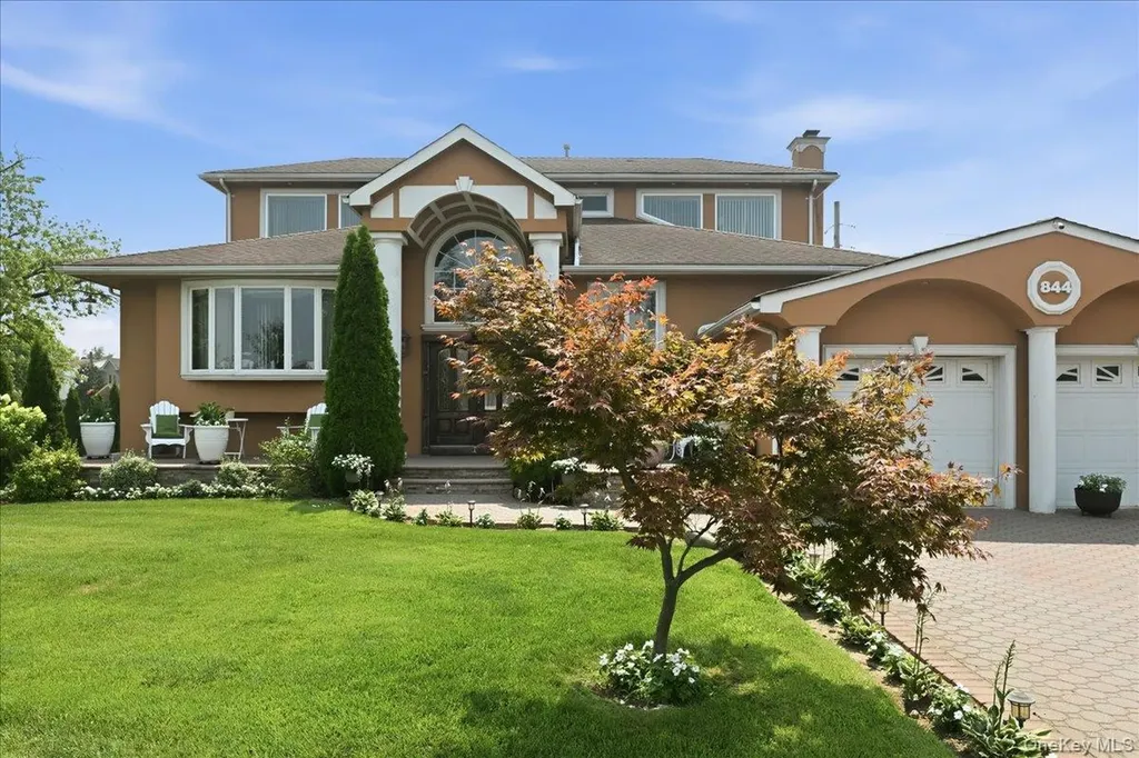 844 Park Lane North Woodmere NY 11581