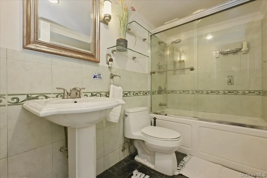 844 Park Lane North Woodmere NY 11581
