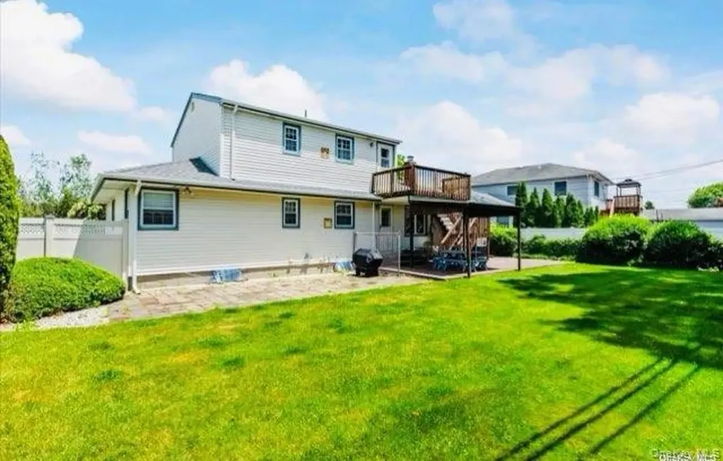 12 Lenore Avenue Hicksville NY 11801