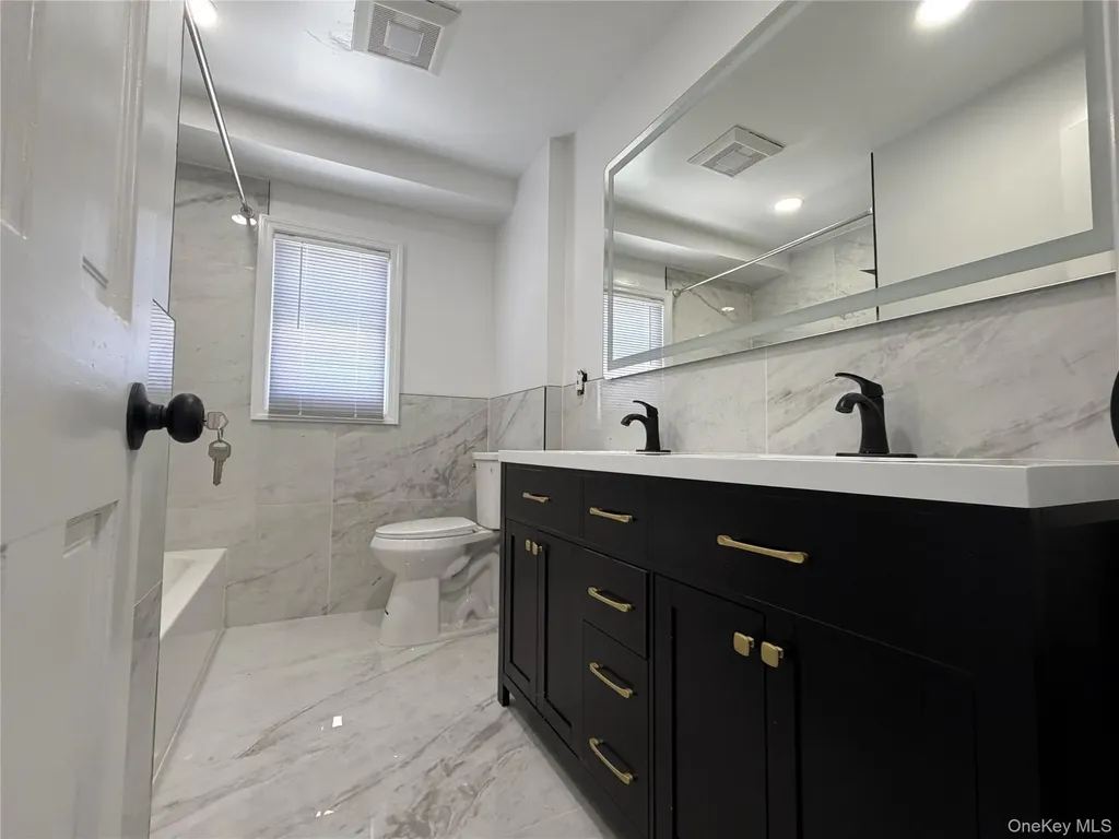 21 Cochran Place Valley Stream NY 11581