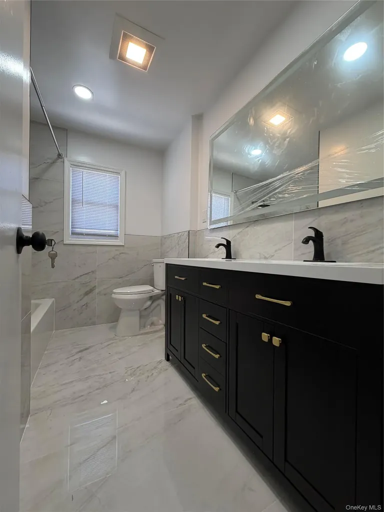 21 Cochran Place Valley Stream NY 11581