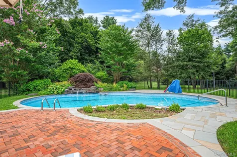 15 Dogwood Hill Brookville NY 11545