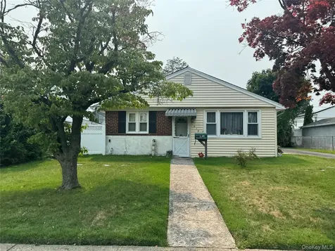 418 Wellington Road East Meadow NY 11554