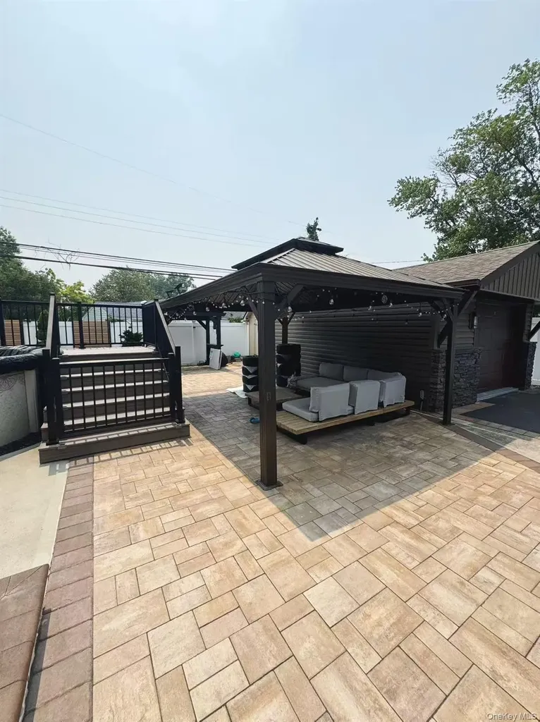 2538 1st Avenue East Meadow NY 11554