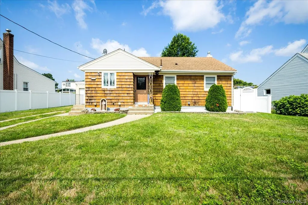 17 Joludow Drive Massapequa Park NY 11762