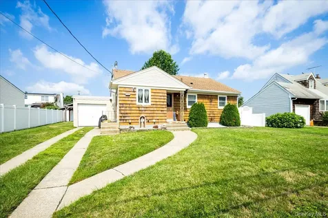 17 Joludow Drive Massapequa Park NY 11762