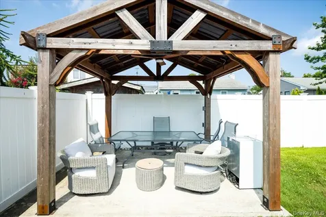 17 Joludow Drive Massapequa Park NY 11762