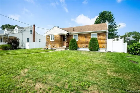 17 Joludow Drive Massapequa Park NY 11762