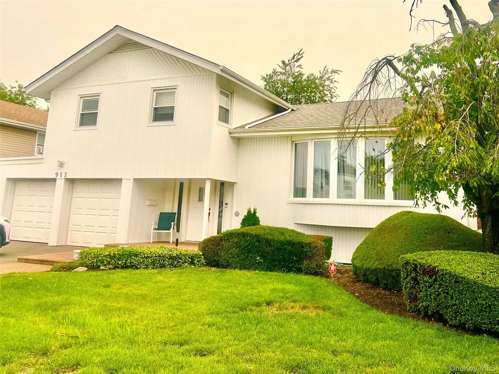 912 Whitehall Drive North Woodmere NY 11581