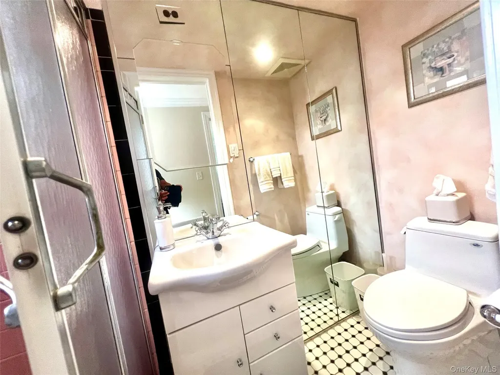 912 Whitehall Drive North Woodmere NY 11581