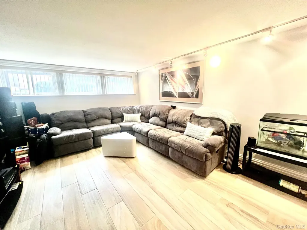 912 Whitehall Drive North Woodmere NY 11581