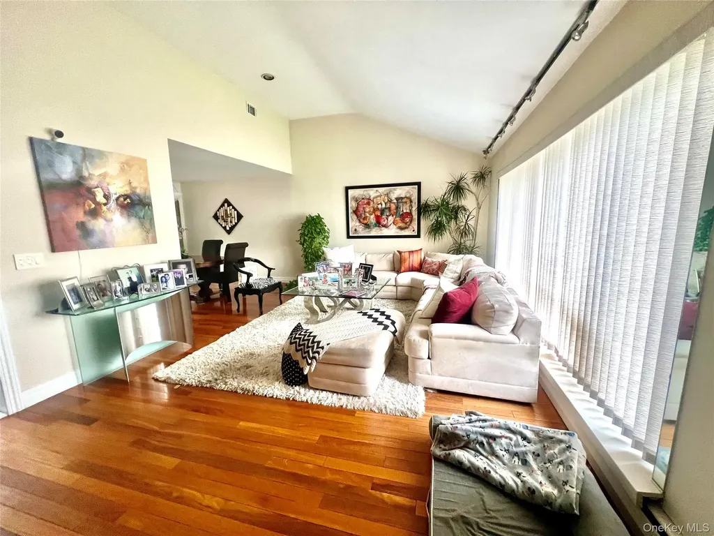 912 Whitehall Drive North Woodmere NY 11581