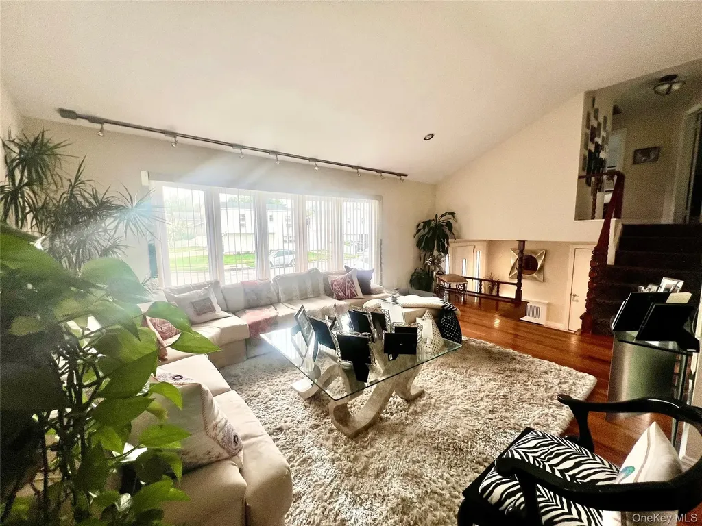 912 Whitehall Drive North Woodmere NY 11581