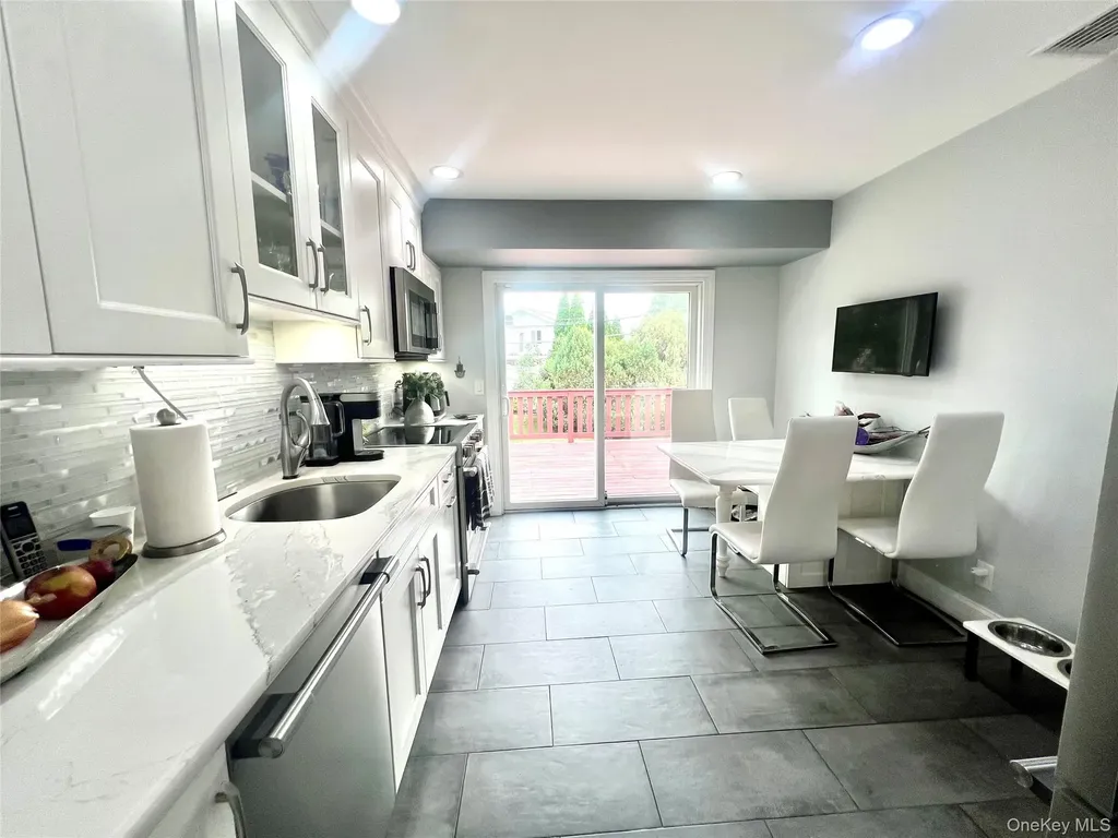 912 Whitehall Drive North Woodmere NY 11581